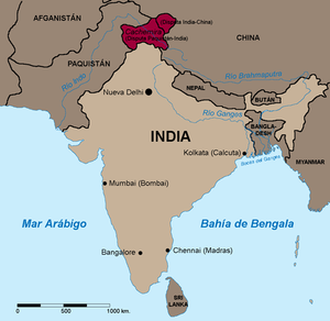 Mapa de la India con ciudades importantes como Nueva Delhi, Calcuta, Bombay, Bangalore y Chennai. Los países vecinos incluyen Afganistán, Pakistán, Nepal, Bután y Bangladés. Los principales ríos y masas de agua están etiquetados en español.